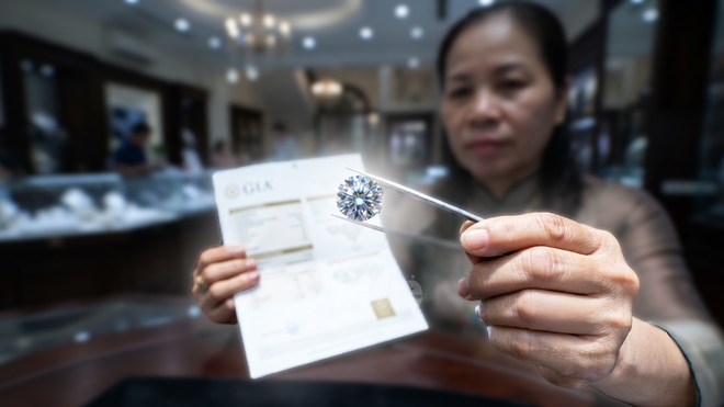 Vì sao nói mua KIM CƯƠNG là 'mua một tờ giấy'? - Ảnh 1.