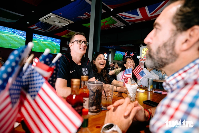 US diplomats in Ho Chi Minh City cheer on national team at World Cup watch party - Ảnh 3.