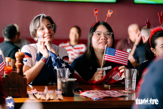 US diplomats in Ho Chi Minh City cheer on national team at World Cup watch party - Ảnh 4.