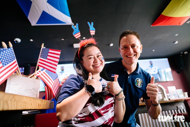 US diplomats in Ho Chi Minh City cheer on national team at World Cup watch party - Ảnh 5.