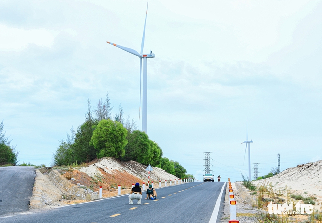Visitors flout road safety for photos at central Vietnam's wind farm - Ảnh 4.