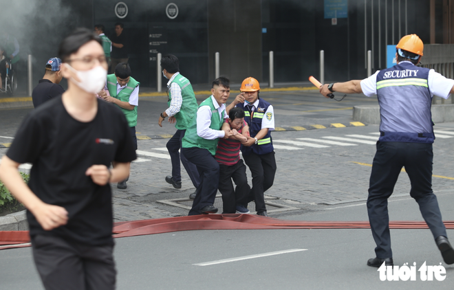 Over 3,000 join fire drill at Ho Chi Minh City skyscraper - Ảnh 1.