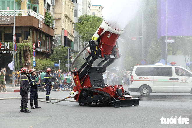 Over 3,000 join fire drill at Ho Chi Minh City skyscraper - Ảnh 8.