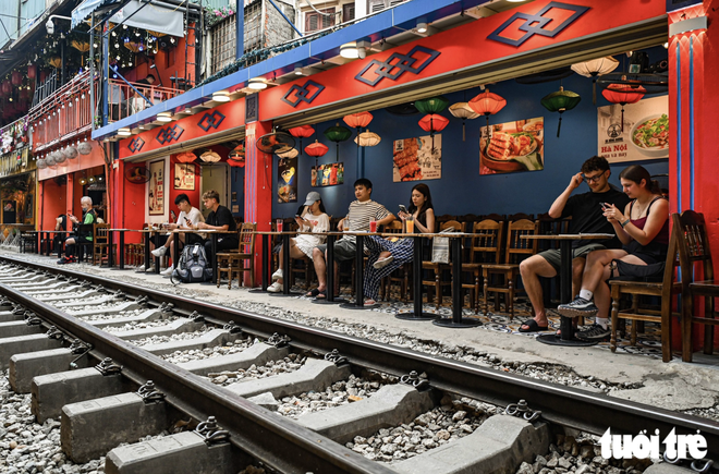 Hanoi’s trackside coffee street remains bustling after foreign tourist’s phone knocked away by train- Ảnh 2.
