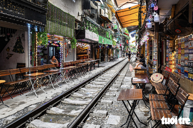 Hanoi’s trackside coffee street remains bustling after foreign tourist’s phone knocked away by train- Ảnh 3.