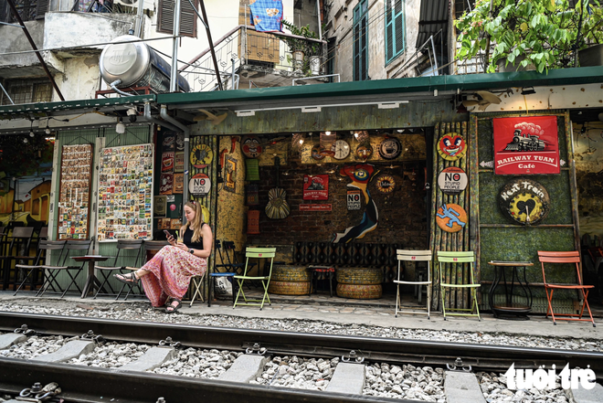 Hanoi’s trackside coffee street remains bustling after foreign tourist’s phone knocked away by train- Ảnh 4.