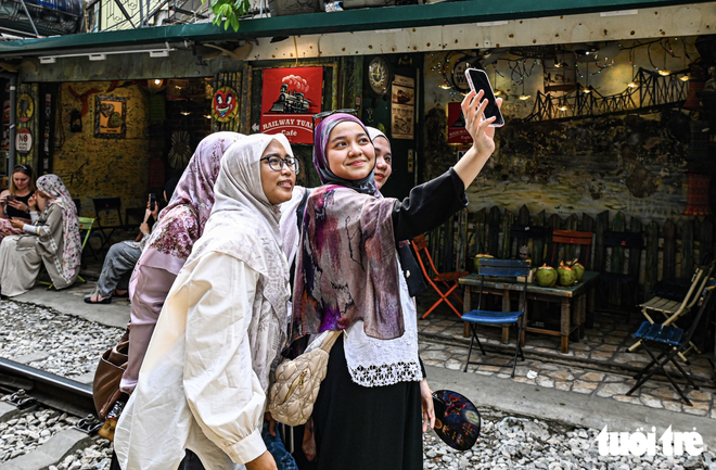 Hanoi’s trackside coffee street remains bustling after foreign tourist’s phone knocked away by train- Ảnh 9.