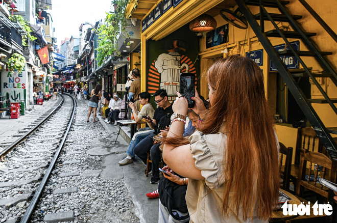 Hanoi’s trackside coffee street remains bustling after foreign tourist’s phone knocked away by train- Ảnh 10.