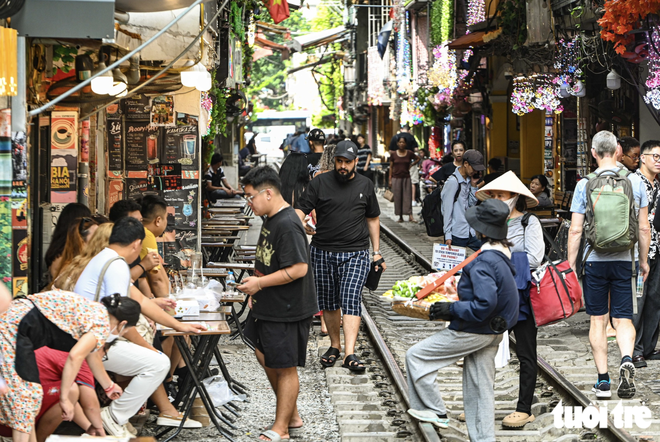 Hanoi’s trackside coffee street remains bustling after foreign tourist’s phone knocked away by train- Ảnh 11.