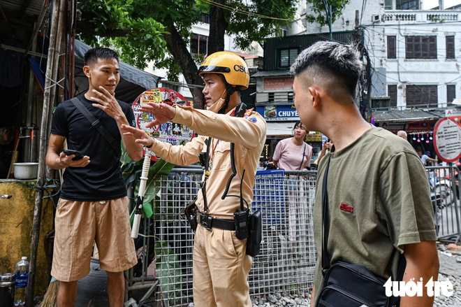 Hanoi’s trackside coffee street remains bustling after foreign tourist’s phone knocked away by train- Ảnh 12.