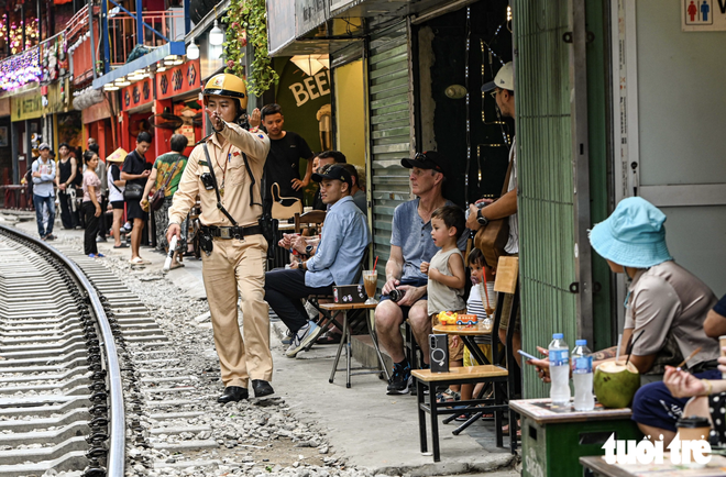 Hanoi’s trackside coffee street remains bustling after foreign tourist’s phone knocked away by train- Ảnh 13.