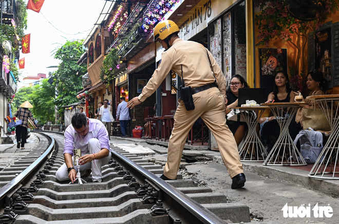 Hanoi’s trackside coffee street remains bustling after foreign tourist’s phone knocked away by train- Ảnh 14.