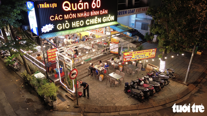 Temporary sports facilities give rise to noisy drinking spots in Ho Chi Minh City urban area - Ảnh 3.
