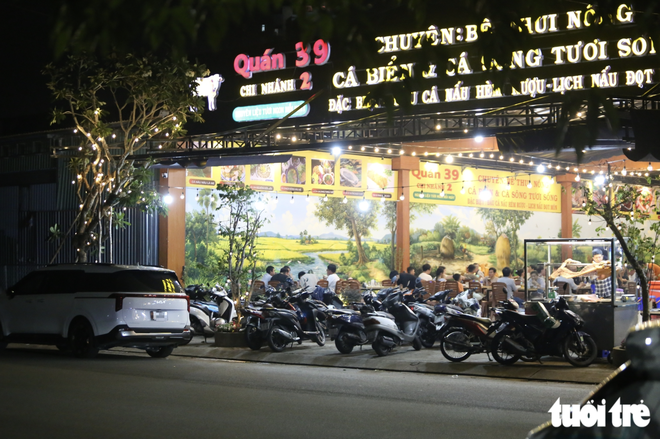 Temporary sports facilities give rise to noisy drinking spots in Ho Chi Minh City urban area - Ảnh 4.