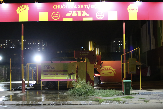 Temporary sports facilities give rise to noisy drinking spots in Ho Chi Minh City urban area - Ảnh 6.