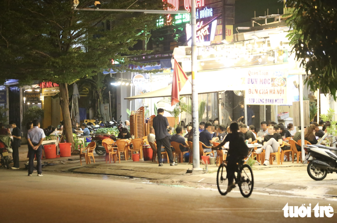 Temporary sports facilities give rise to noisy drinking spots in Ho Chi Minh City urban area - Ảnh 5.