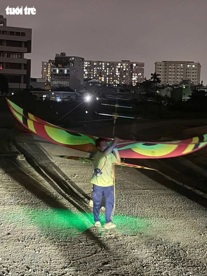 Police ID flyers, seize equipment after kites disrupt 21 flights at Vietnam's busiest airport - Ảnh 2.