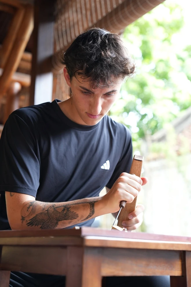 Foreign tourists try carpentry at Temple of Literature in Hanoi- Ảnh 4.