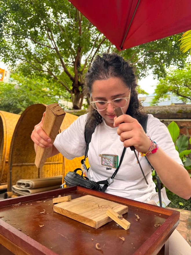 Foreign tourists try carpentry at Temple of Literature in Hanoi- Ảnh 3.