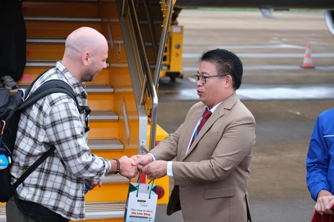 Lien Khuong Airport reopens after 5 months, first flights to Da Lat nearly full - Ảnh 3.