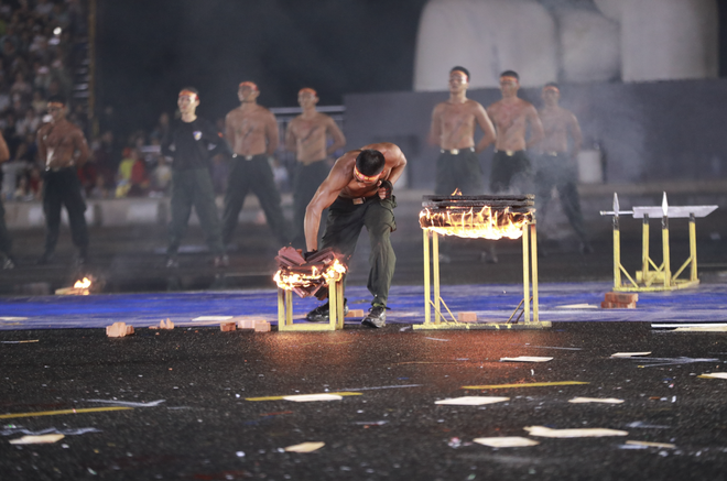 Vietnamese public security forces impress locals, visitors with martial arts, cavalry display- Ảnh 5.