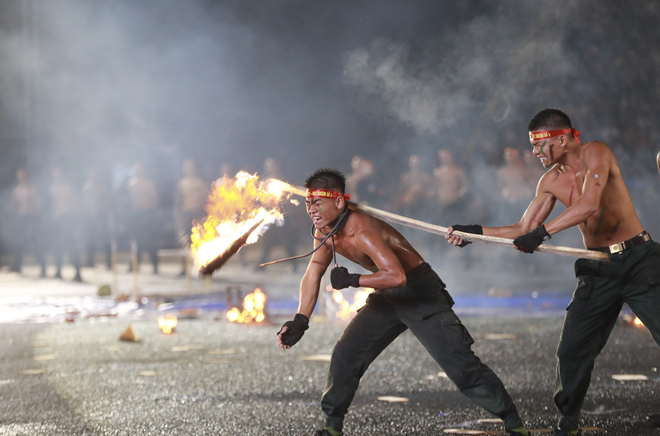 Vietnamese public security forces impress locals, visitors with martial arts, cavalry display- Ảnh 7.