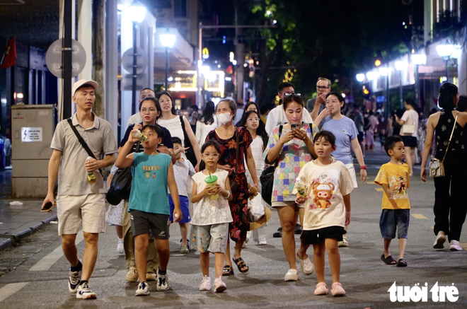 Hanoi residents gradually adjust to low-emission zone rules- Ảnh 4.