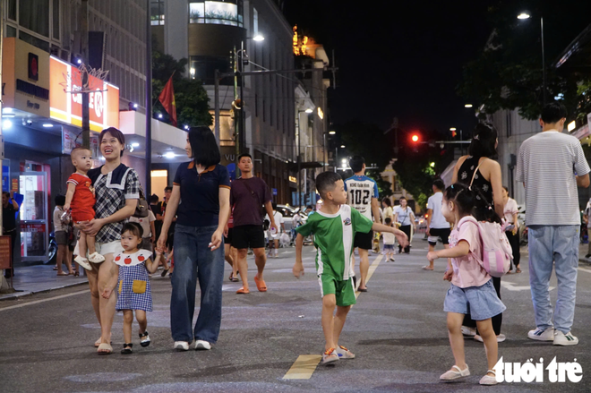 Hanoi residents gradually adjust to low-emission zone rules- Ảnh 5.