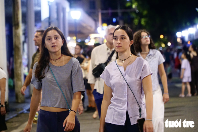 Hanoi residents gradually adjust to low-emission zone rules- Ảnh 6.
