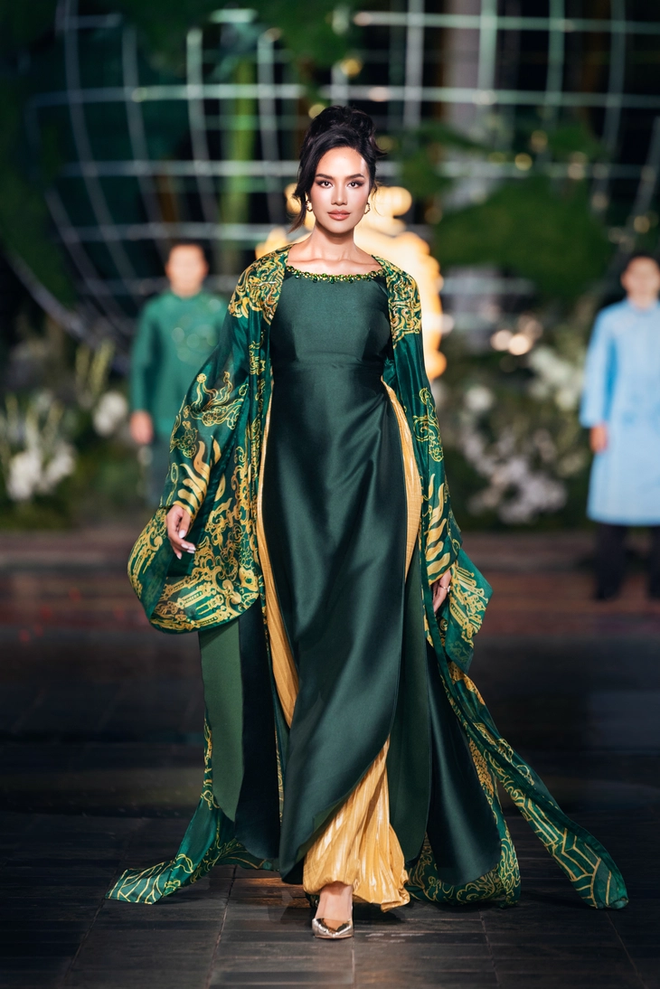 'Ao dai' worn by Miss World Opal Suchata spark debate in Vietnam- Ảnh 3.