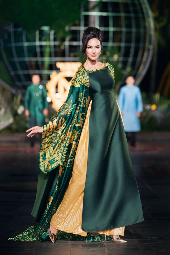 'Ao dai' worn by Miss World Opal Suchata spark debate in Vietnam- Ảnh 5.