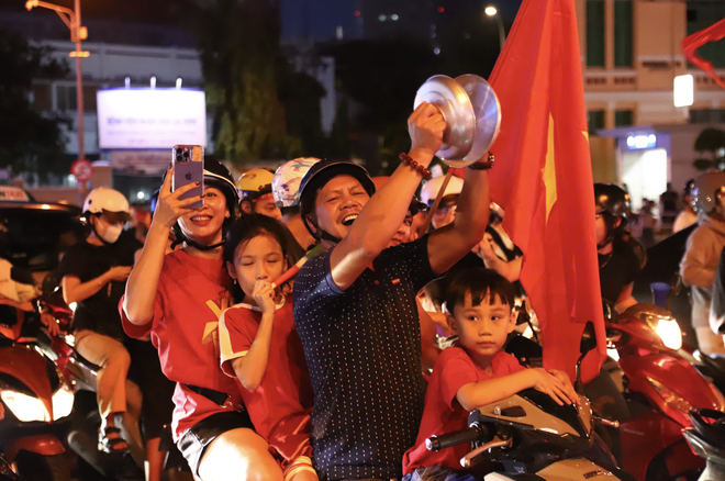 Fans take to streets to celebrate Vietnam’s victory over Thailand in 2026 ASEAN Cup final first leg- Ảnh 1.
