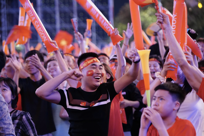 Fans take to streets to celebrate Vietnam’s victory over Thailand in 2026 ASEAN Cup final first leg- Ảnh 2.