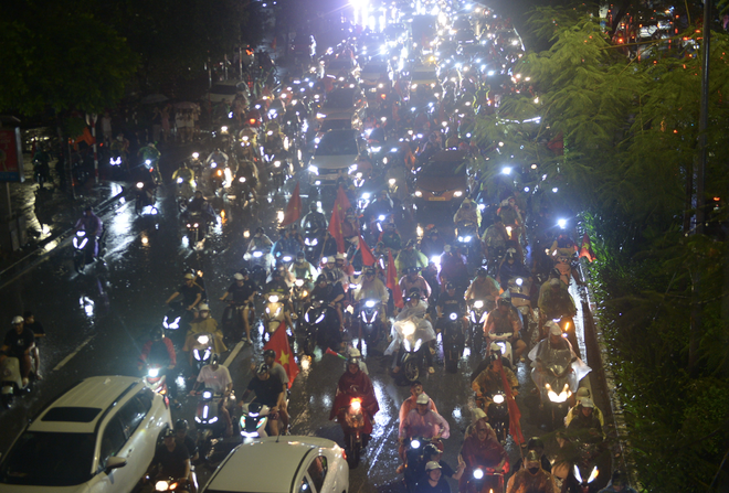 Fans take to streets to celebrate Vietnam’s victory over Thailand in 2026 ASEAN Cup final first leg- Ảnh 4.