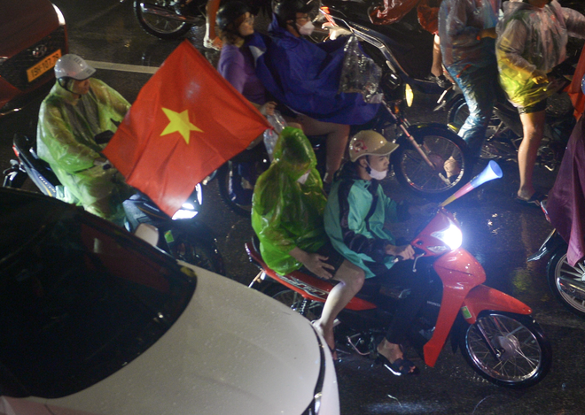 Fans take to streets to celebrate Vietnam’s victory over Thailand in 2026 ASEAN Cup final first leg- Ảnh 5.