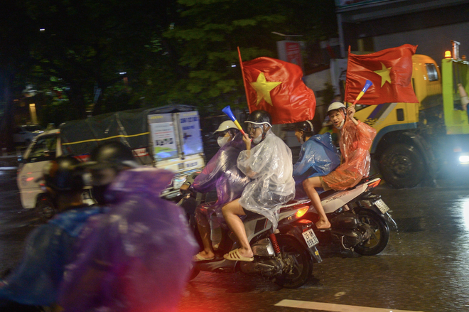 Fans take to streets to celebrate Vietnam’s victory over Thailand in 2026 ASEAN Cup final first leg- Ảnh 6.
