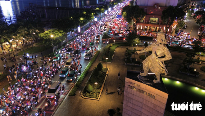 Fans take to streets to celebrate Vietnam’s victory over Thailand in 2026 ASEAN Cup final first leg- Ảnh 17.