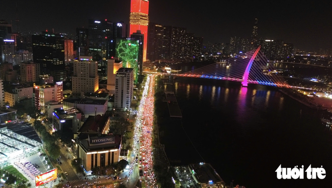 Fans take to streets to celebrate Vietnam’s victory over Thailand in 2026 ASEAN Cup final first leg- Ảnh 18.