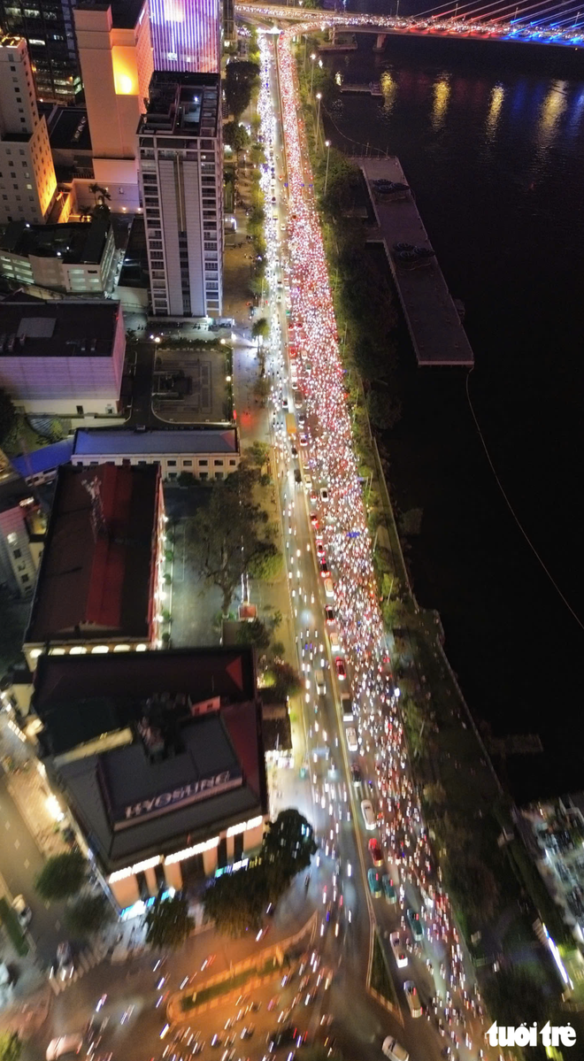 Fans take to streets to celebrate Vietnam’s victory over Thailand in 2026 ASEAN Cup final first leg- Ảnh 19.