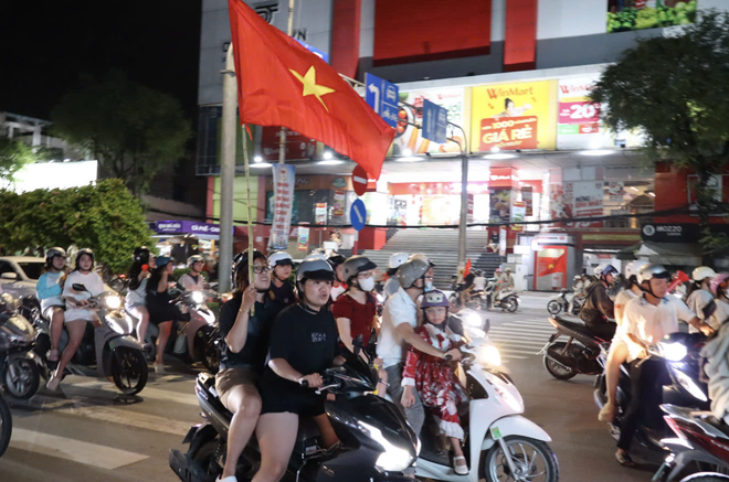 Fans take to streets to celebrate Vietnam’s victory over Thailand in 2026 ASEAN Cup final first leg- Ảnh 9.