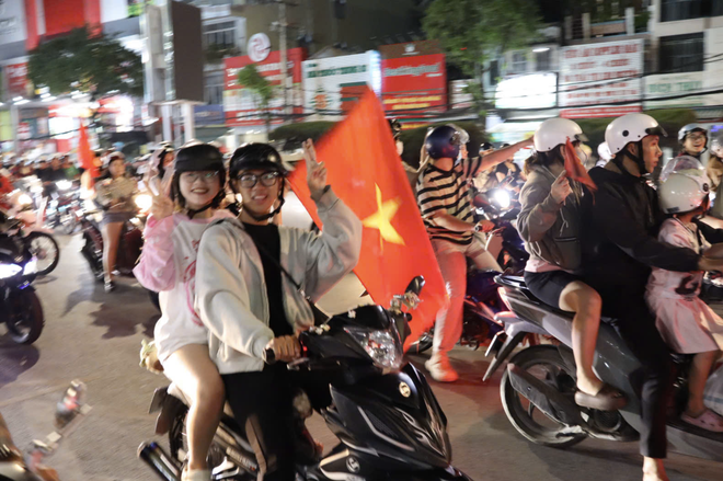 Fans take to streets to celebrate Vietnam’s victory over Thailand in 2026 ASEAN Cup final first leg- Ảnh 8.