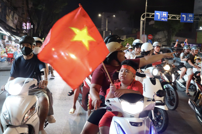 Fans take to streets to celebrate Vietnam’s victory over Thailand in 2026 ASEAN Cup final first leg- Ảnh 10.