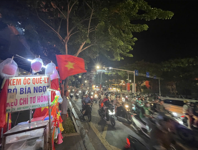 Fans take to streets to celebrate Vietnam’s victory over Thailand in 2026 ASEAN Cup final first leg- Ảnh 11.