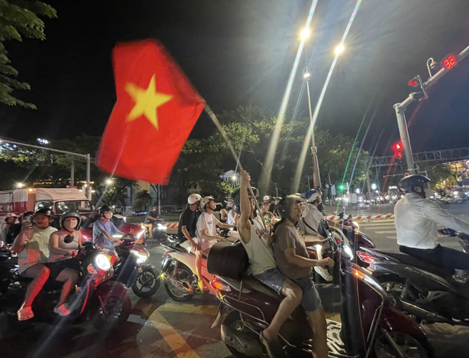 Fans take to streets to celebrate Vietnam’s victory over Thailand in 2026 ASEAN Cup final first leg- Ảnh 12.