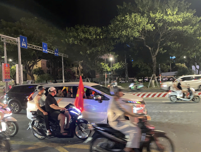 Fans take to streets to celebrate Vietnam’s victory over Thailand in 2026 ASEAN Cup final first leg- Ảnh 13.