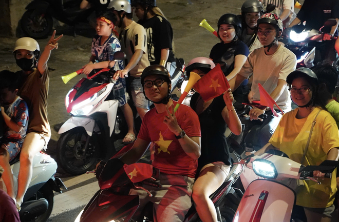 Fans take to streets to celebrate Vietnam’s victory over Thailand in 2026 ASEAN Cup final first leg- Ảnh 21.
