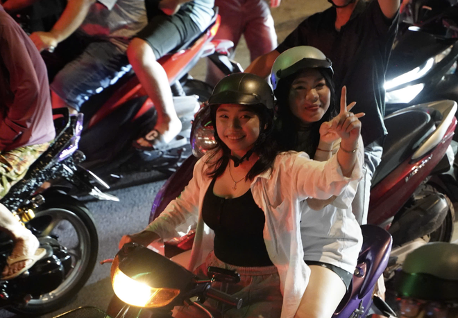 Fans take to streets to celebrate Vietnam’s victory over Thailand in 2026 ASEAN Cup final first leg- Ảnh 22.