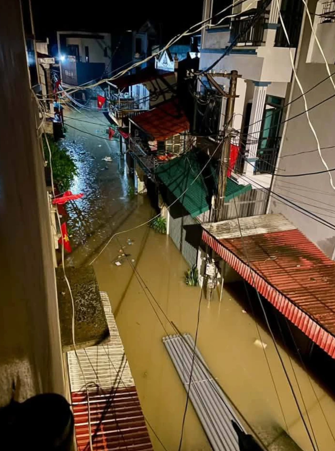 Storm Narra stalls off Vietnam northern coast, brings heavy rain to northeast- Ảnh 4.