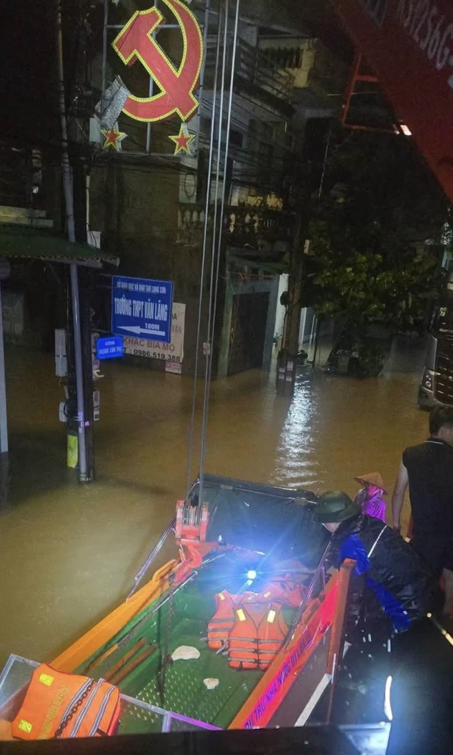 Storm Narra stalls off Vietnam northern coast, brings heavy rain to northeast- Ảnh 5.