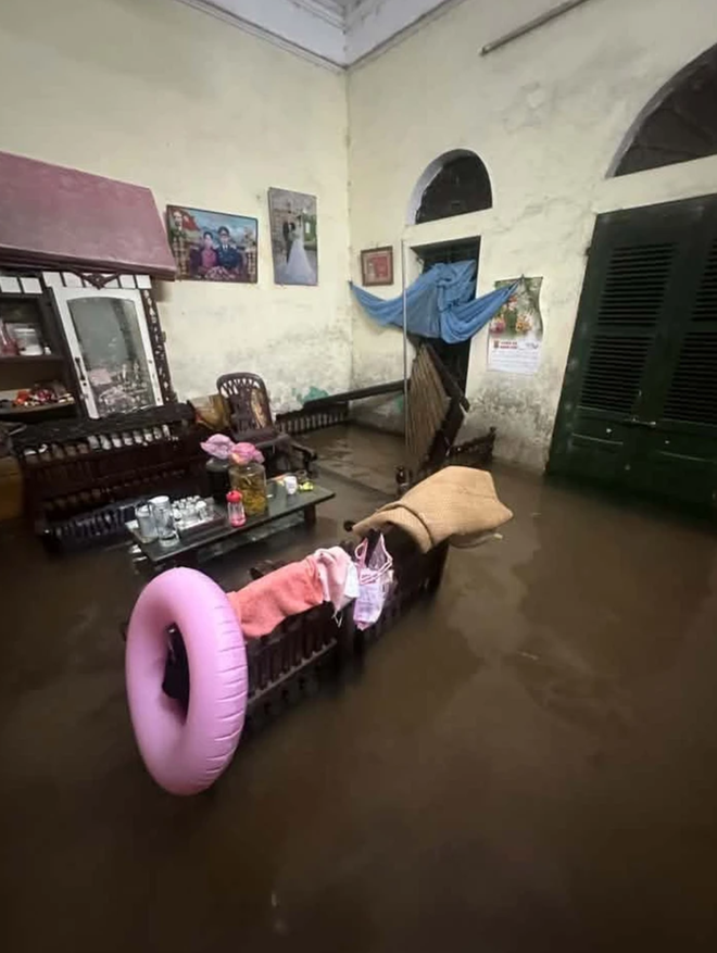 Storm Narra stalls off Vietnam northern coast, brings heavy rain to northeast- Ảnh 6.
